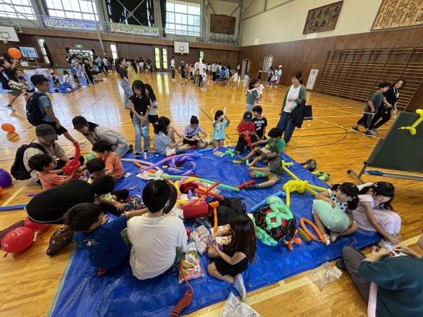 Happy Balloon Project 篠木小学校フリーマーケットでのバルーン体験