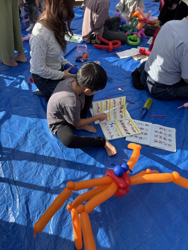 Happy Balloon Project (盛岡市三ツ割)鉢の皮50周年記念イベントでの子供達向けバルーン体験