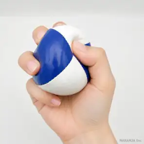 握ると潰れます。